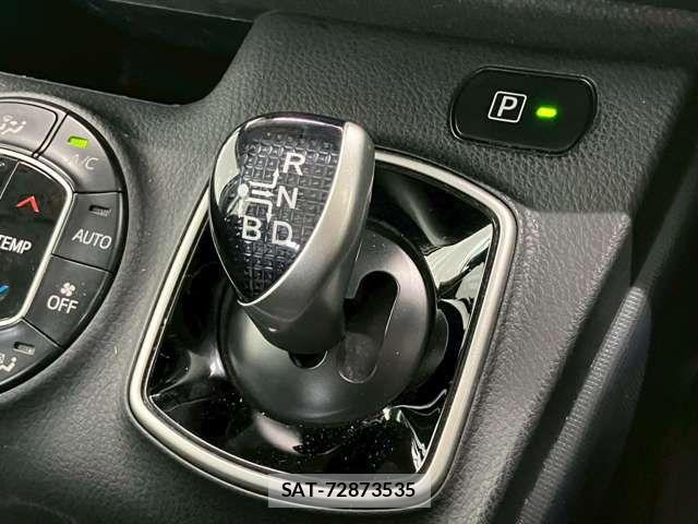 Toyota VOXY HYBRID 2015-10 6717756-7