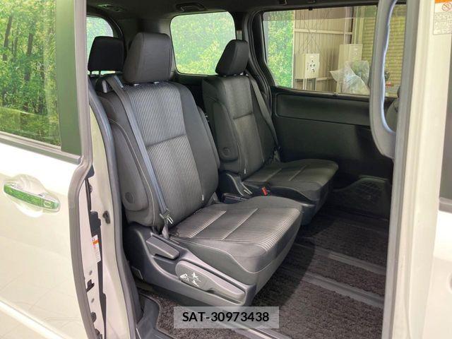 Toyota VOXY HYBRID 2019-08 6717753-9