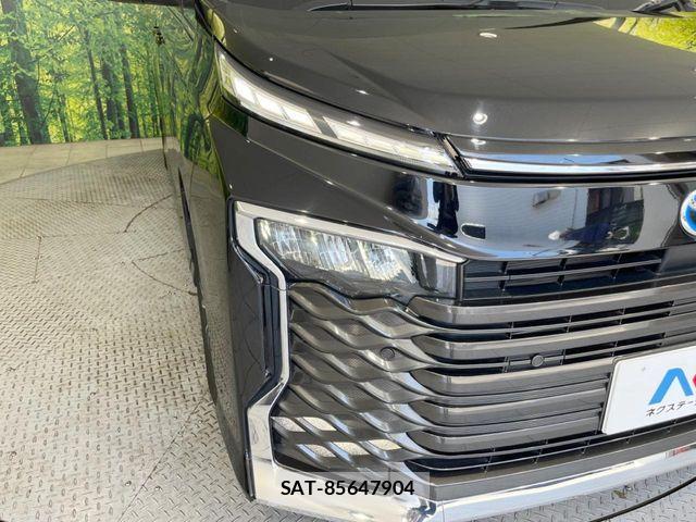 Toyota VOXY HYBRID 2023-06 6717748-12