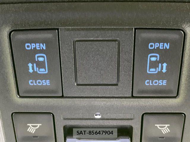 Toyota VOXY HYBRID 2023-06 6717748-4