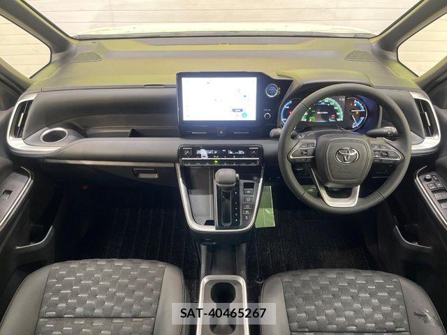 Toyota VOXY HYBRID 2023-05 6717749-1