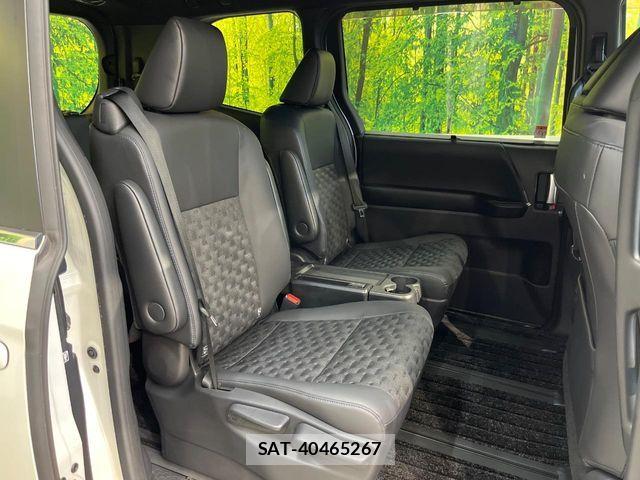 Toyota VOXY HYBRID 2023-05 6717749-8