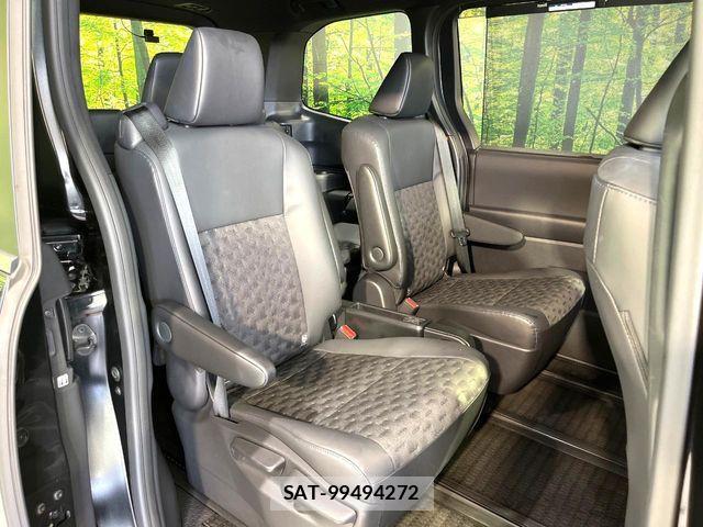 Toyota VOXY HYBRID 2022-11 6791768-9