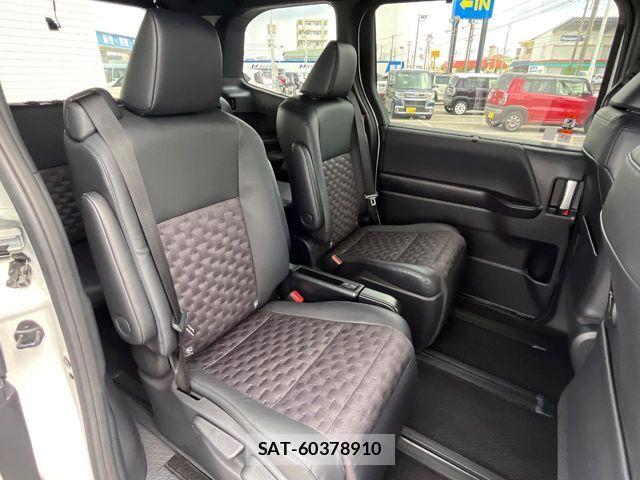 Toyota VOXY HYBRID 2023-12 6791760-9