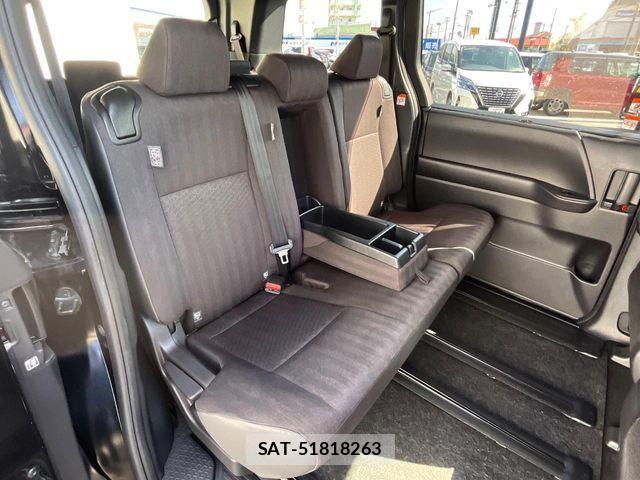 Toyota VOXY HYBRID 2023-02 6791770-9
