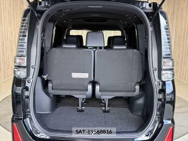 Toyota VOXY HYBRID 2021-06 6791782-11