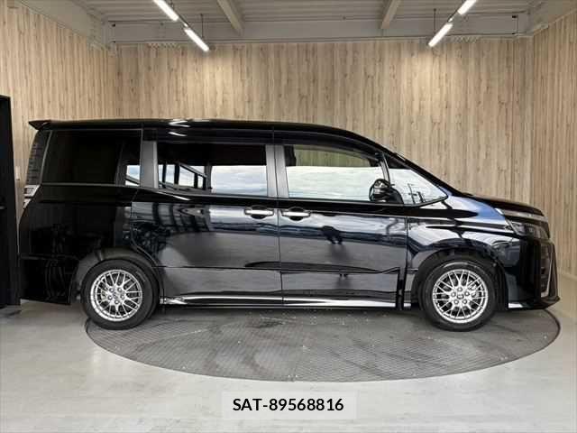 Toyota VOXY HYBRID 2021-06 6791782-17