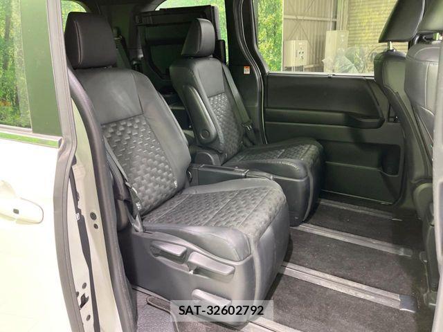 Toyota VOXY HYBRID 2023-02 6791752-9