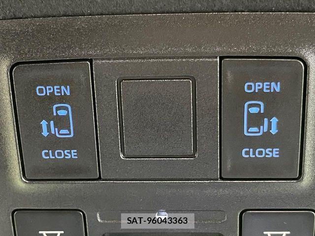 Toyota VOXY HYBRID 2023-06 6791765-3