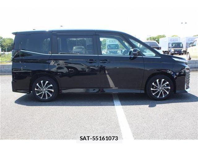 Toyota VOXY HYBRID 2023-06 6817997-11