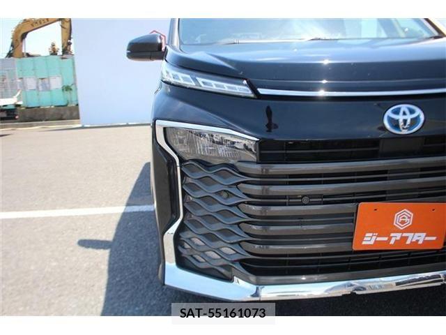 Toyota VOXY HYBRID 2023-06 6817997-13