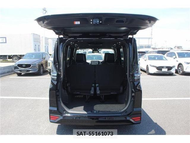 Toyota VOXY HYBRID 2023-06 6817997-25