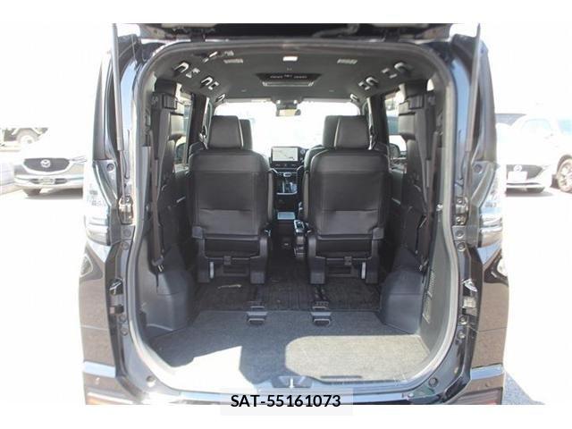 Toyota VOXY HYBRID 2023-06 6817997-27