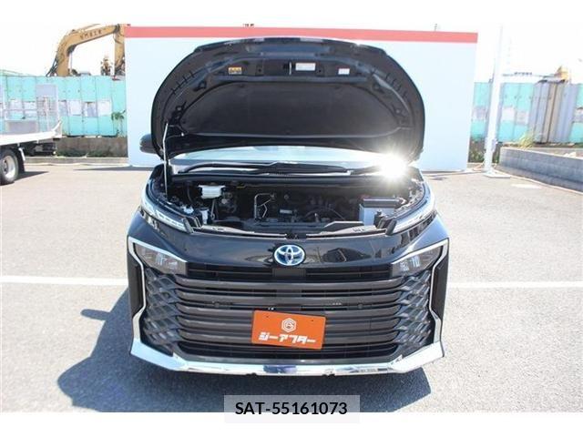 Toyota VOXY HYBRID 2023-06 6817997-28