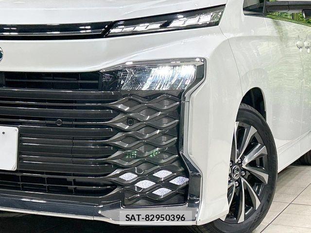 Toyota VOXY HYBRID 2024-03 6817970-12
