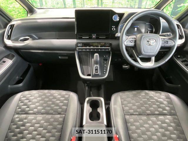 Toyota VOXY HYBRID 2023-08 6817980-1