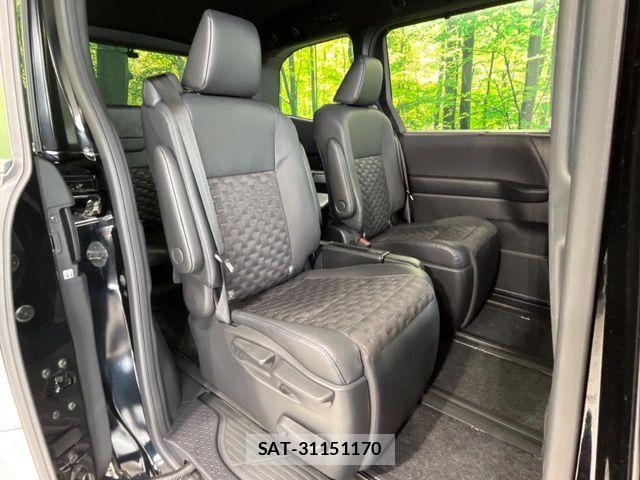 Toyota VOXY HYBRID 2023-08 6817980-8