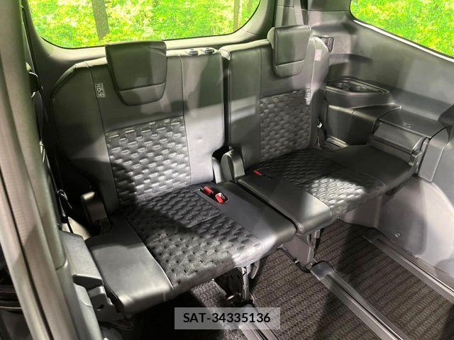 Toyota VOXY HYBRID 2023-09 6817979-9