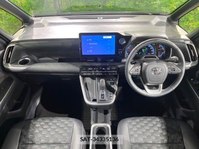 Toyota VOXY HYBRID 2023-09 6817979-1