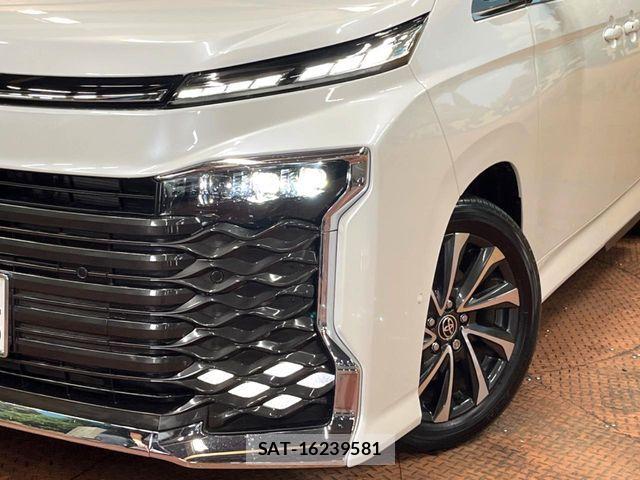 Toyota VOXY HYBRID 2023-09 6817972-11