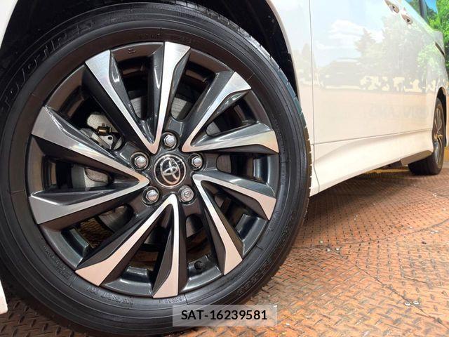 Toyota VOXY HYBRID 2023-09 6817972-12