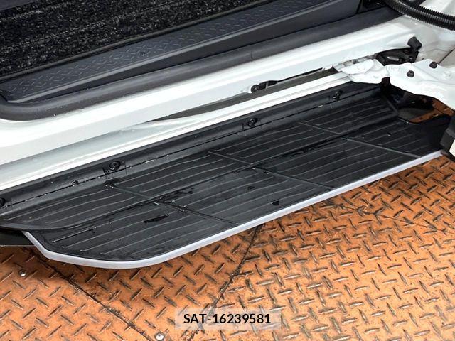 Toyota VOXY HYBRID 2023-09 6817972-2