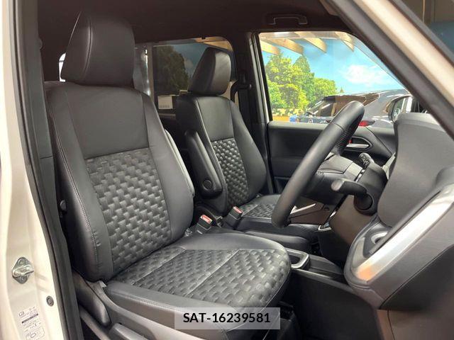 Toyota VOXY HYBRID 2023-09 6817972-7