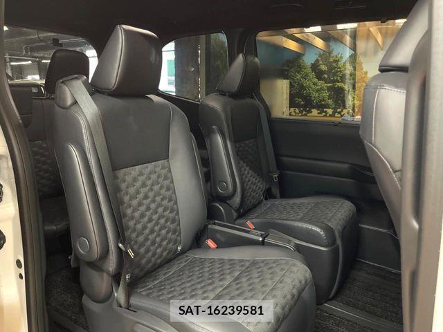 Toyota VOXY HYBRID 2023-09 6817972-8