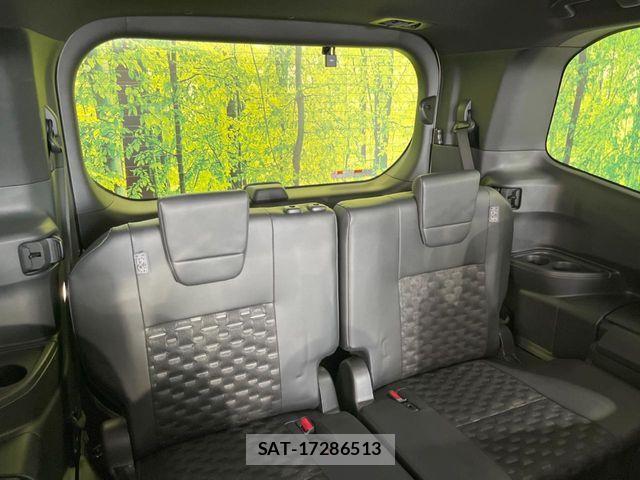 Toyota VOXY HYBRID 2023-05 6817981-9