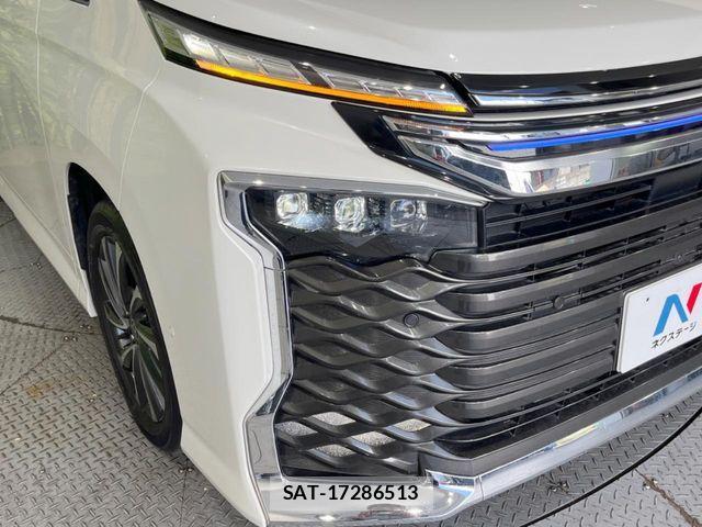 Toyota VOXY HYBRID 2023-05 6817981-12