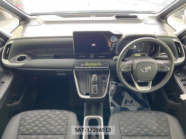 Toyota VOXY HYBRID 2023-05 6817981-1