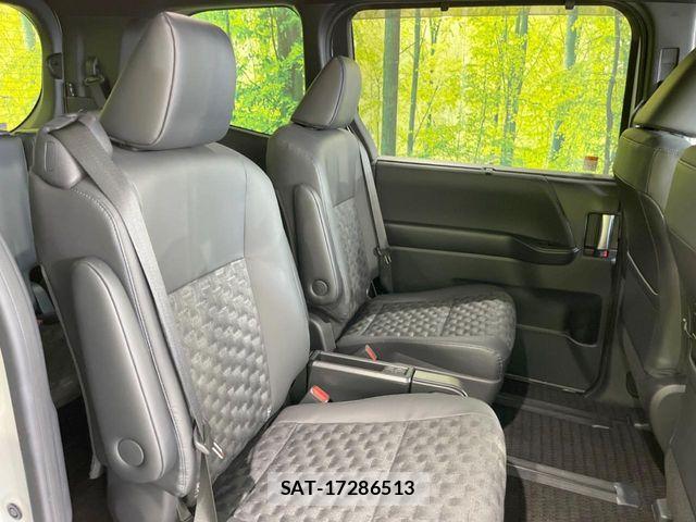 Toyota VOXY HYBRID 2023-05 6817981-8