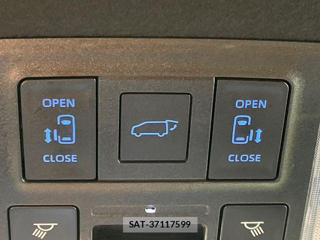 Toyota VOXY HYBRID 2025-05 6817967-4
