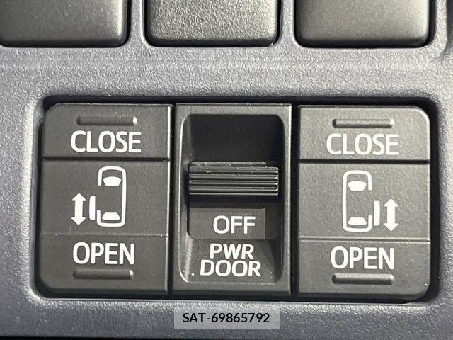 Toyota VOXY HYBRID 2015-09 6818003-2