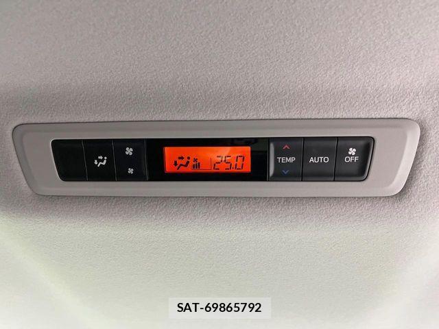 Toyota VOXY HYBRID 2015-09 6818003-6
