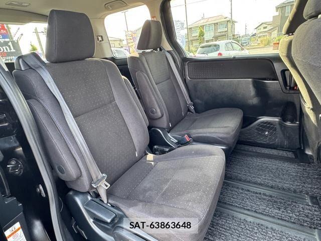 Toyota VOXY HYBRID 2015-03 6818002-9
