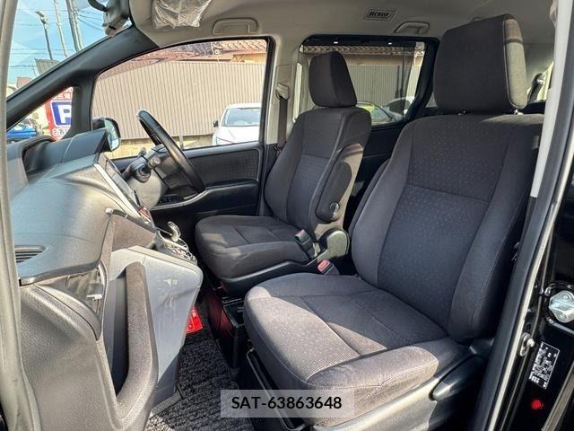 Toyota VOXY HYBRID 2015-03 6818002-10