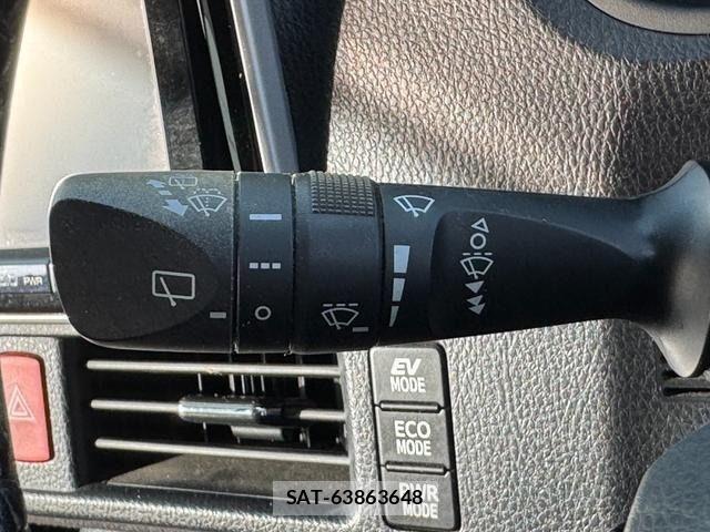 Toyota VOXY HYBRID 2015-03 6818002-15