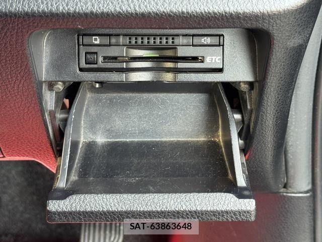 Toyota VOXY HYBRID 2015-03 6818002-27