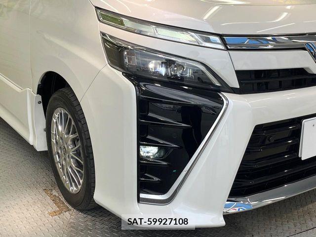 Toyota VOXY HYBRID 2021-06 6817999-12