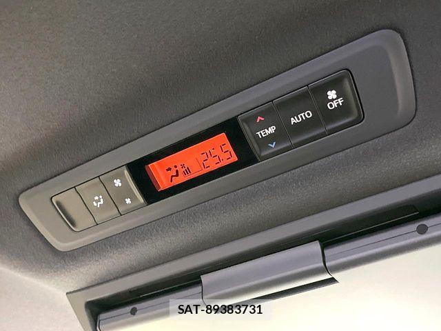 Toyota VOXY HYBRID 2021-09 6818000-5