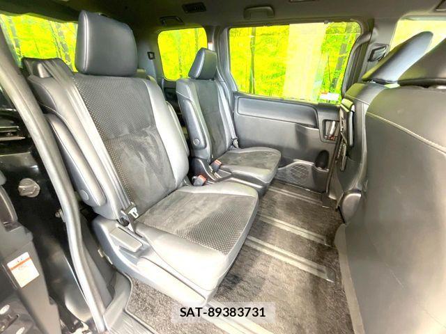Toyota VOXY HYBRID 2021-09 6818000-8