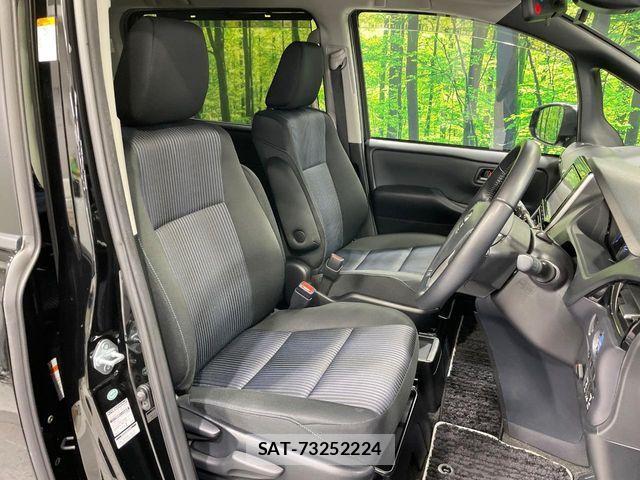 Toyota VOXY HYBRID 2016-08 6817998-8