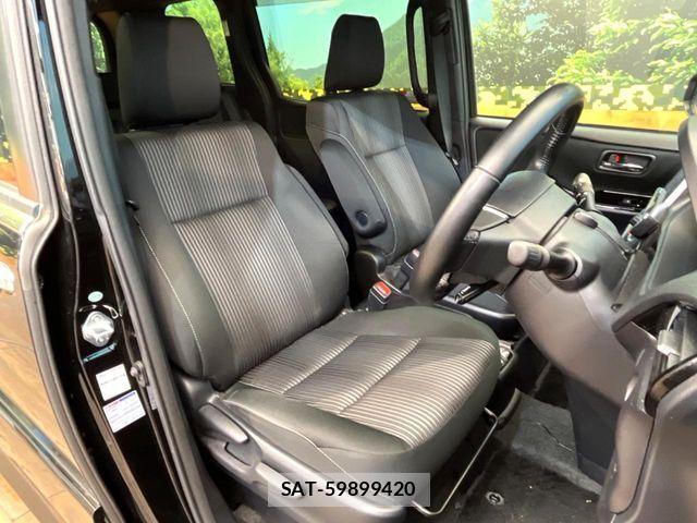 Toyota VOXY HYBRID 2018-03 6915291-7