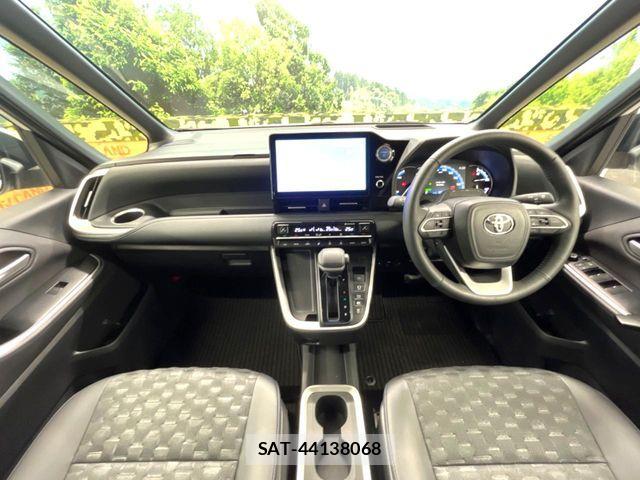 Toyota VOXY HYBRID 2023-08 6915266-1