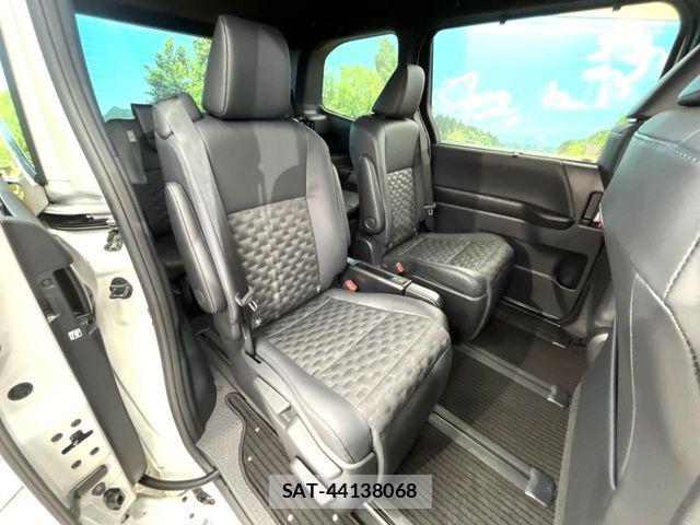 Toyota VOXY HYBRID 2023-08 6915266-7