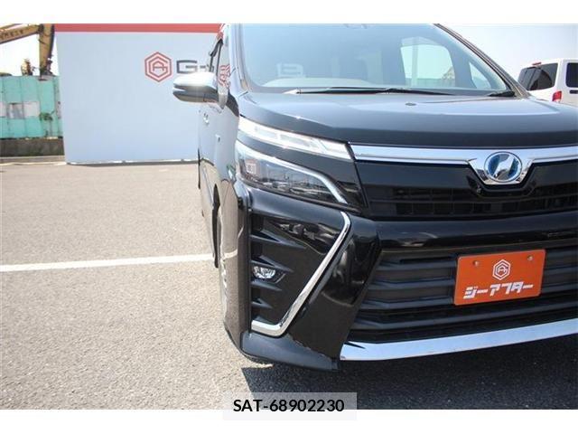 Toyota VOXY HYBRID 2018-06 6915313-12