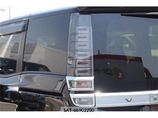 Toyota VOXY HYBRID 2018-06 6915313-13