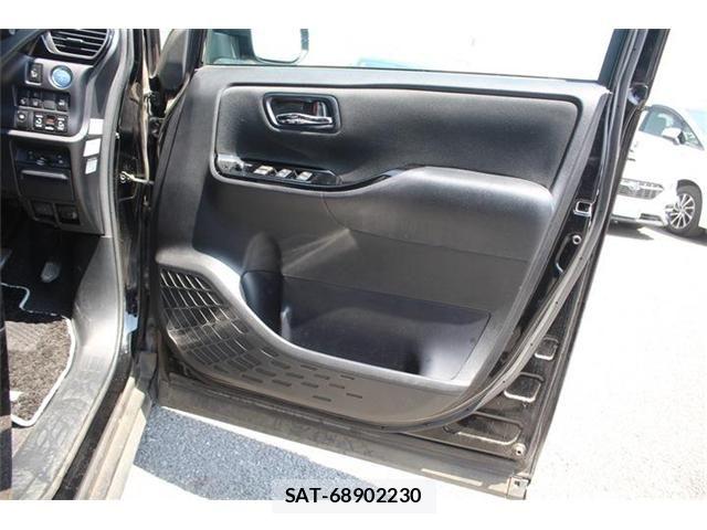 Toyota VOXY HYBRID 2018-06 6915313-16