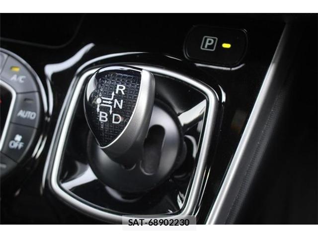 Toyota VOXY HYBRID 2018-06 6915313-22